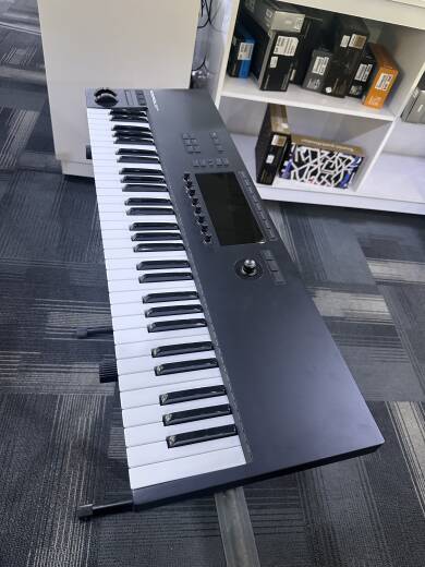 Native Instruments Kontrol S61 MK3 61-Note Keyboard Controller