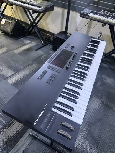 Native Instruments Kontrol S61 MK3 61-Note Keyboard Controller