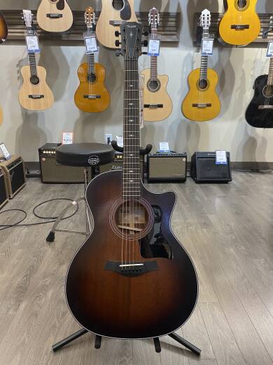 Taylor Guitars - 324CE