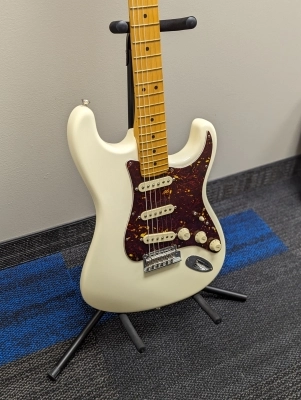 Fender - American Professional II Stratocaster, Maple Fingerboard - Olympic White 3