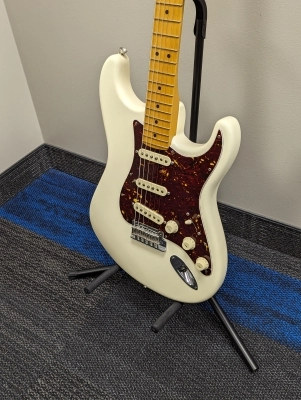 Fender - American Professional II Stratocaster, Maple Fingerboard - Olympic White 4