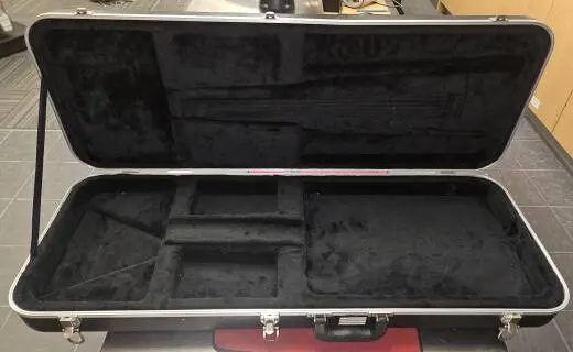DELUXE MOLDED CASE FOR ELECTRIC GUITARS 2
