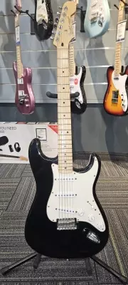 FENDER  STD STRAT MN BLK