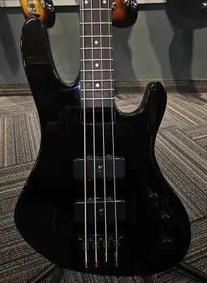 WASHBURN XB-120 BASS GUITAR 2