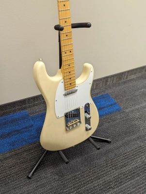 Fender - 2018 Limited Edition Whiteguard Strat - Vintage Blonde 3