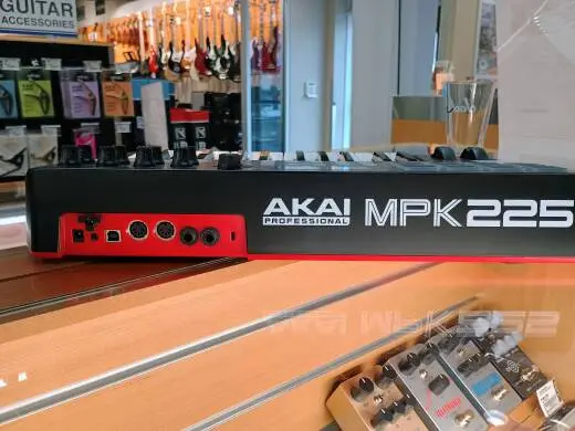 Akai - MPK225 2