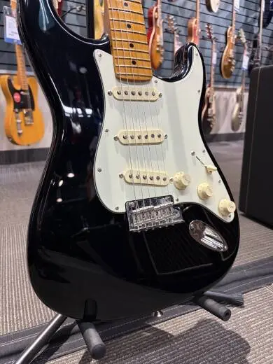 American Professional II Stratocaster, Maple Fingerboard - Black 2