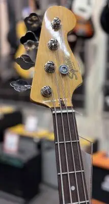 Classic Vibe '60s Jazz Bass, Laurel Fingerboard - 3-Tone Sunburst 2