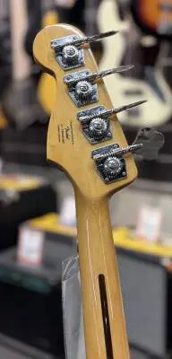 Classic Vibe '60s Jazz Bass, Laurel Fingerboard - 3-Tone Sunburst 2