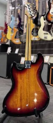 Classic Vibe '60s Jazz Bass, Laurel Fingerboard - 3-Tone Sunburst 2
