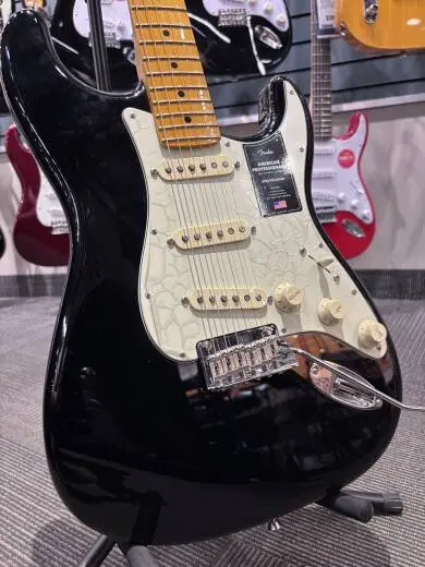 American Professional II Stratocaster, Maple Fingerboard - Black 2