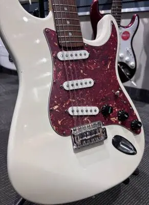 Affinity Series Stratocaster, Maple Fingerboard - Olympic White 2