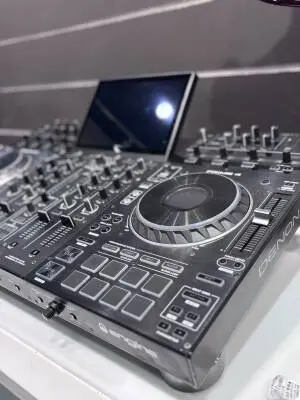 Prime 4 Standalone 4-Deck DJ System with 10'' Touchscreen 2