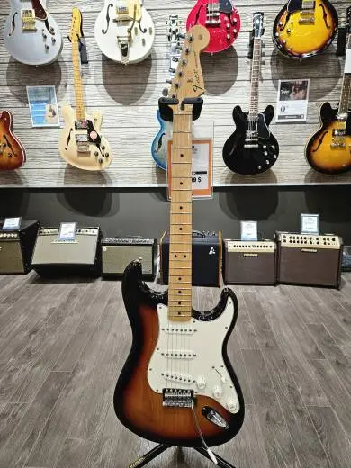 Fender Stratocaster mpl neck 3 tone sunburst 2