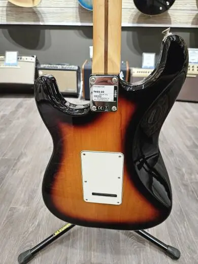 Fender Stratocaster mpl neck 3 tone sunburst 2