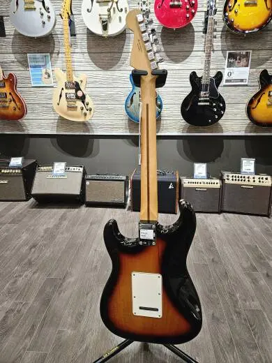Fender Stratocaster mpl neck 3 tone sunburst 2