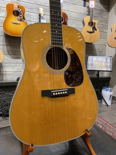 Martin Guitars - D-35 V18 2
