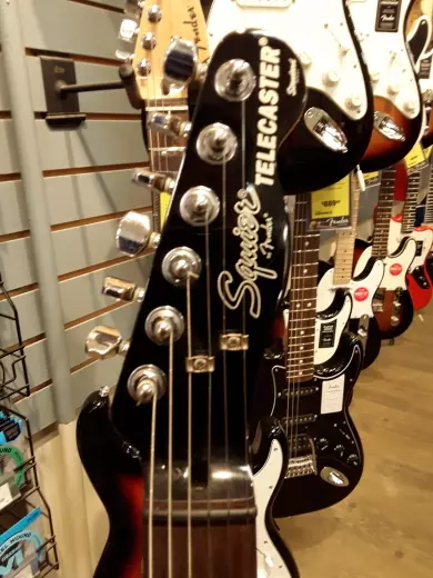 Squier Telecaster - Standard Black & Chrome 2