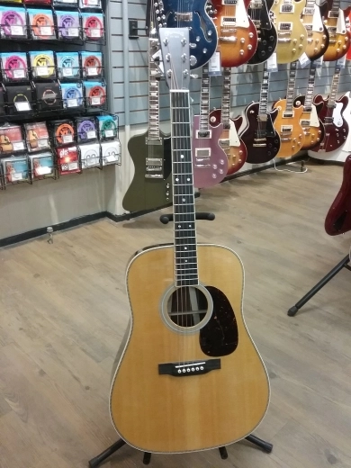 Martin Guitars - D-35 V18