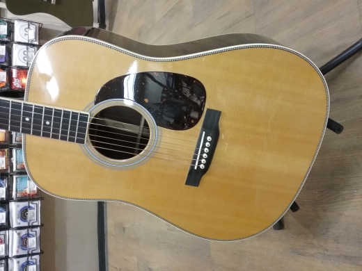 Martin Guitars - D-35 V18 2