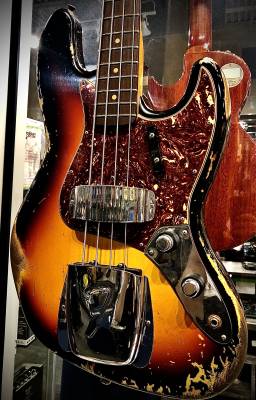 Fender 1960 Jazz Bass Heavy Relic - 3-Colour Sunburst