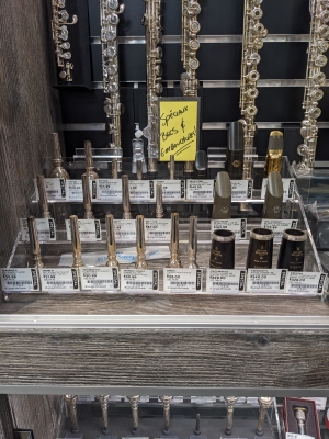 Lots of mouthpieces! - Beaucoup d'embouchures!