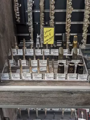 Lots of mouthpieces! - Beaucoup dembouchures!