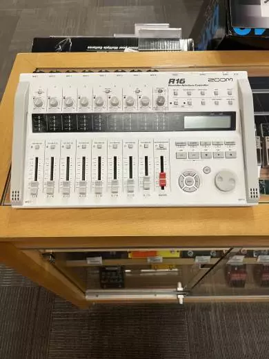 Zoom - R16