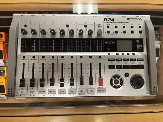 Zoom - R24
