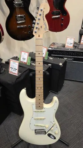 FENDER FSR AM PERFORMER STRAT