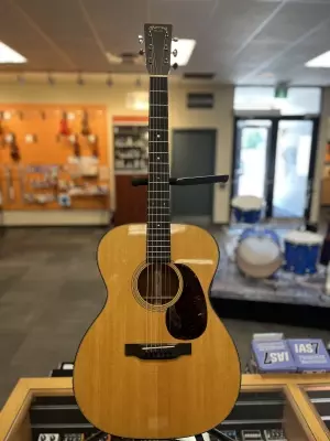 MARTIN OOO BODY SPRUCE/MAHOGANY W/CASE