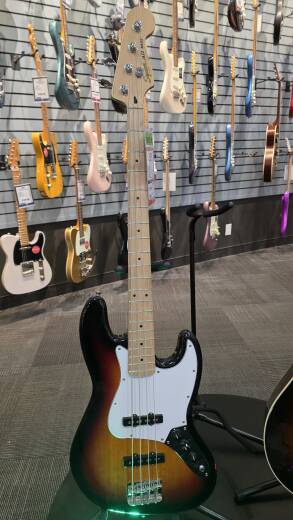 SQUIER AFF J BASS