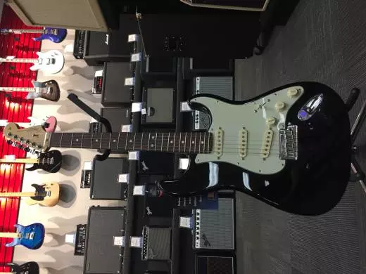 Fender AM PRO Strat RW BLK