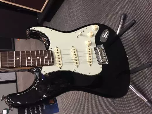 Fender AM PRO Strat RW BLK 2