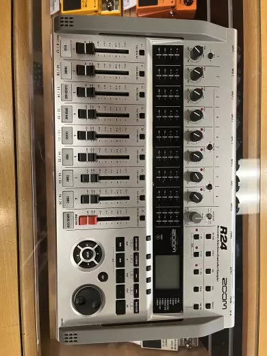 Zoom - R24