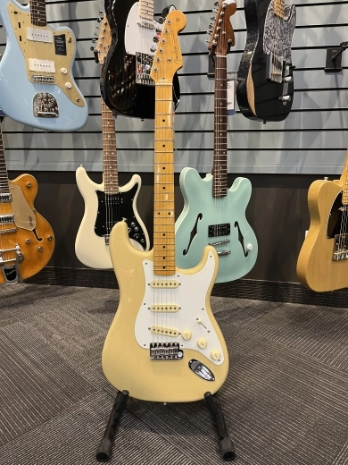 FENDER AV II 57 STRAT MN VBL W/CS