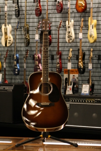 Martin Guitars - D-35 AMBER V18