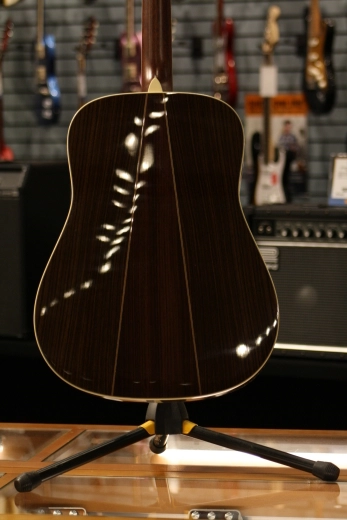 Martin Guitars - D-35 AMBER V18 2