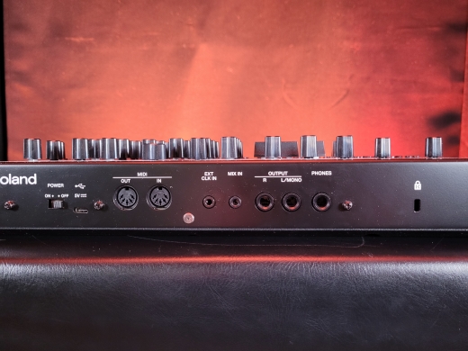Roland - SH-4D 3