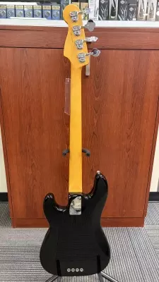 Fender - American Professional II Precision Bass, Maple Fingerboard - Black 2