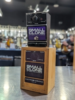 EHX SMALL CLONE CHORUS W/ WOODEN BOX