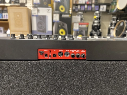 Akai - 61 SEMI-WEIGHTED KYBD CONTROLLER 2