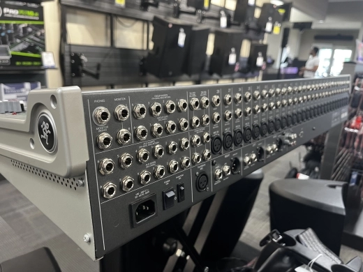 Mackie 3204 VLZ3 Mixing Console 4