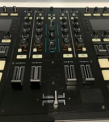 Native Instruments - TRAKTOR KONT S8 2