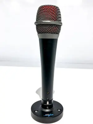 sE Electronics - V7 Handheld Dynamic Vocal Microphone 2