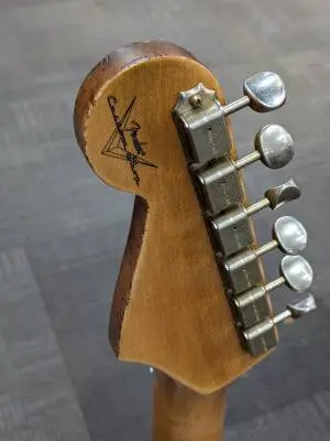 FENDER CUSTOM HEAVY RELIC STRATOCASTER 2