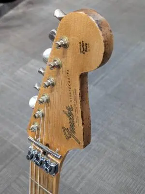 FENDER CUSTOM HEAVY RELIC STRATOCASTER 2