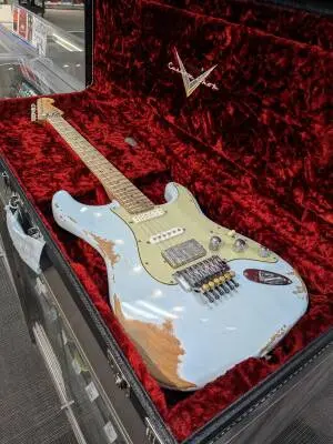 FENDER CUSTOM HEAVY RELIC STRATOCASTER 2