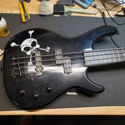 SQUIER MB-4 SKULL & CROSS BONES