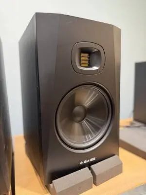 ADAM Audio - AD-T8V 2